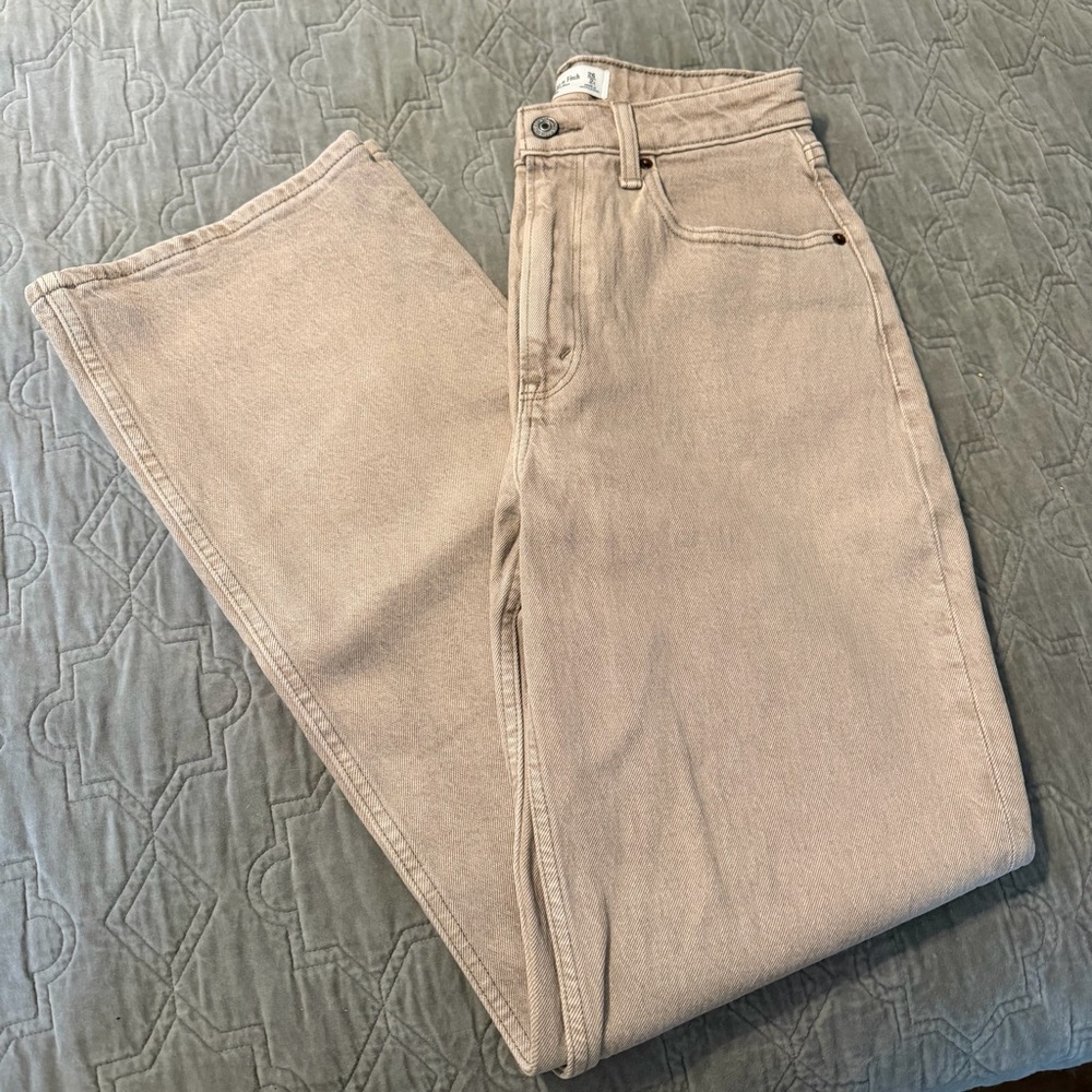 Abercrombie & Fitch High-Rise Straight Jeans — Light Beige